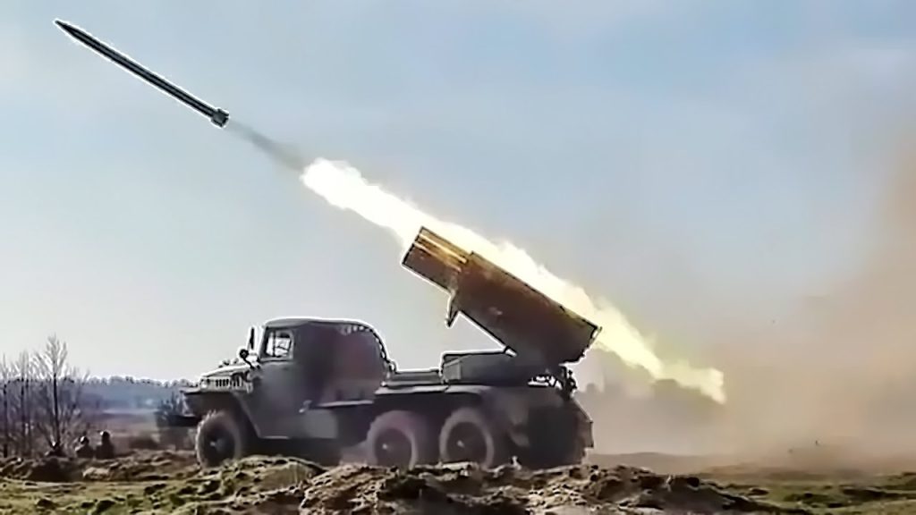 Το σφυροκόπημα των ουκρανικών θέσεων από τα ΒΜ-21 GRAD (βίντεο)