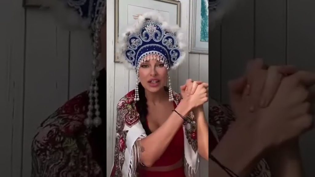 Αυτή είναι η εντυπωσιακή Ρωσίδα που «τρολάρει» την Δύση για τις κυρώσεις (βίντεο)