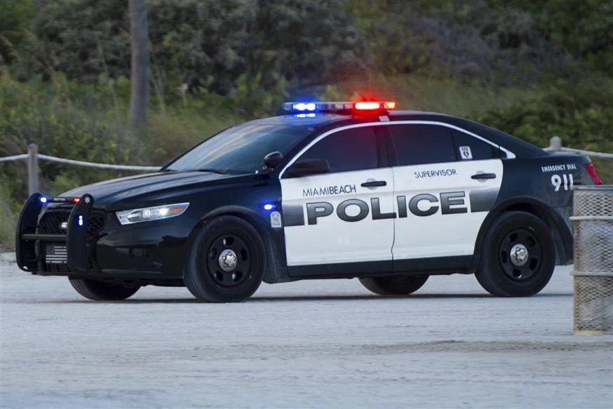 ΗΠΑ: Αστυνομικοί ακινητοποιούν με γκλοπ όχημα με ληστές που μόλις είχαν «χτυπήσει» κατάστημα