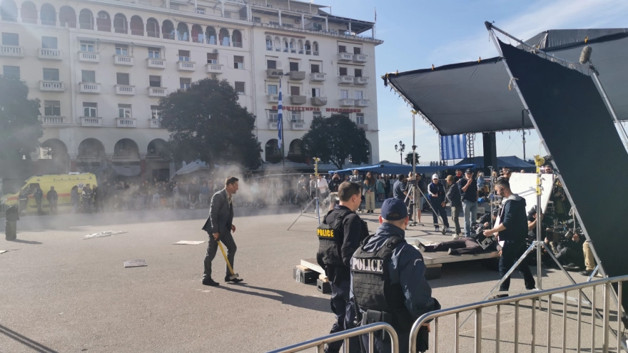 Θεσσαλονίκη: Πυροβολισμοί και σκηνές δράσεις στη Πλατεία Αριστοτέλους για το «The Bricklayer» (φωτο)