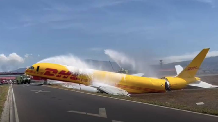 Κόστα Ρίκα: Η στιγμή που αεροσκάφος cargo της DHL κόβεται στα δύο κατά τη διάρκεια κατεπείγουσας προσγείωσης
