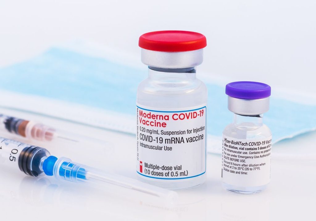 Η Μoderna αποσύρει μολυσμένα εμβόλια – «Καμία κουβέντα» για τους 42.507 νεκρούς στην Ευρώπη