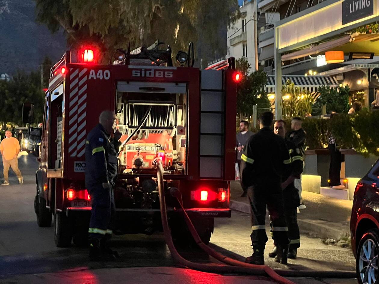 Φωτιά σε παλιό κτίριο στο κέντρο της Γλυφάδας