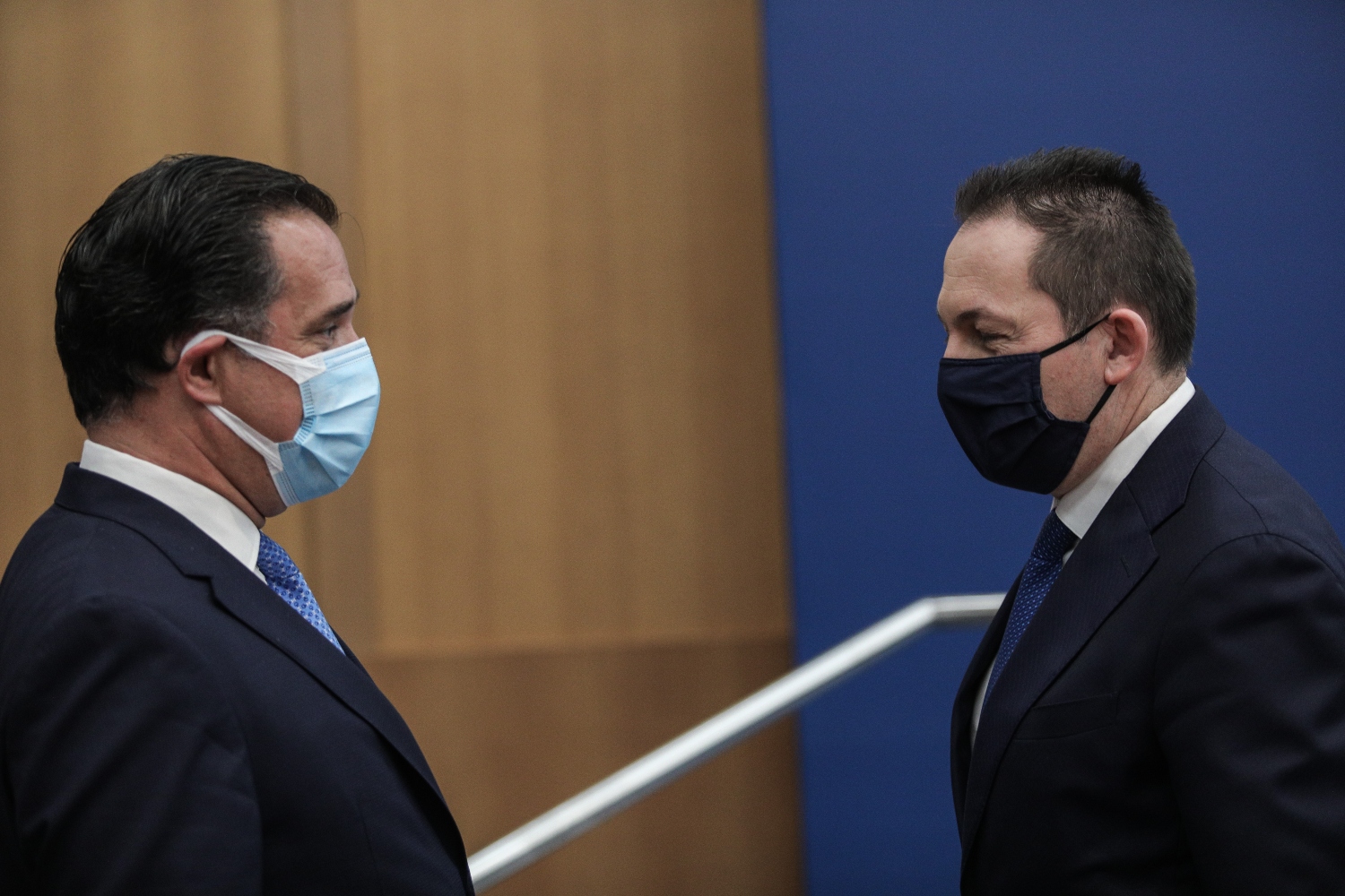 «Αποκεφαλίζει» Α.Γεωργιάδη-Σ.Πέτσα ο Κ.Μητσοτάκης για να σώσει το κεφάλι του; – Πλέον είναι αργά