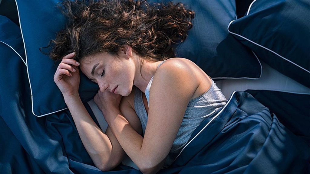 Ύπνος: Δείτε πώς ένα γεύμα πριν κοιμηθείτε μπορεί να σας επηρεάσει