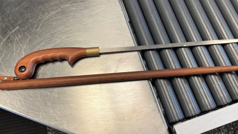 Απίστευτη ανακάλυψη στο αεροδρόμιο της Βοστώνης – Βρέθηκε σπαθί μέσα σε… μπαστούνι επιβάτη (φώτο)