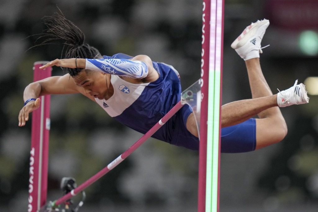 Απρόοπτο για τον Ε.Καραλή – Η στιγμή που του έσπασε στα δύο το κοντάρι (βίντεο)