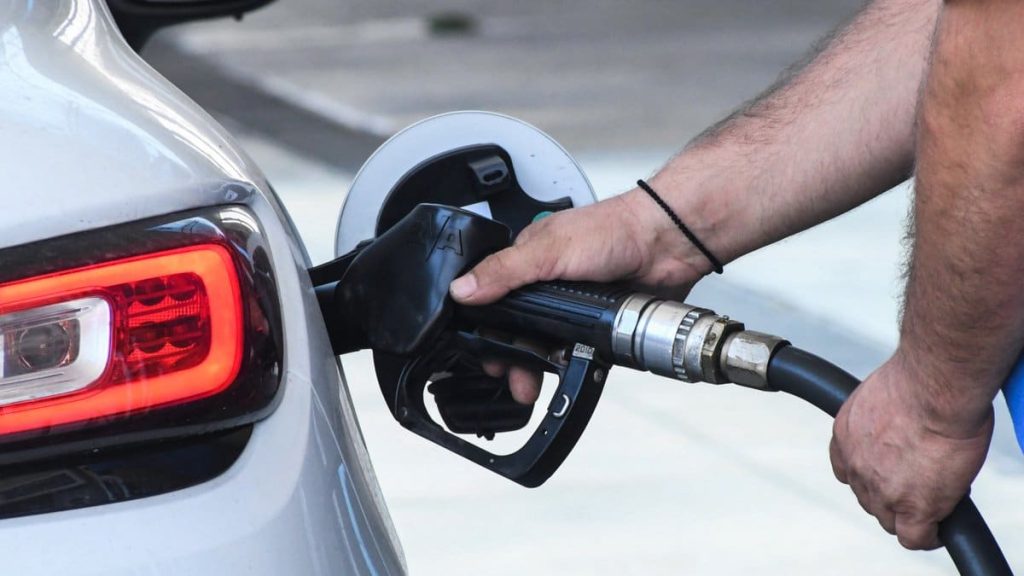 Επίδομα βενζίνης: Πότε ανοίγει η πλατφόρμα & ποιοι οι δικαιούχοι – Το «μπόνους» των 5 ευρώ