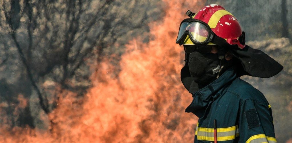 Χανιά: Φωτιά σε χωριό στην Κίσαμο – Στο σημείο πνέουν ισχυροί άνεμοι