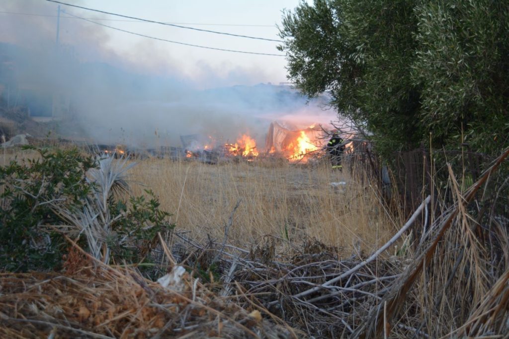 Φθιώτιδα: Ζωντανά κάηκαν τουλάχιστον 300 ζώα από φωτιά που ξέσπασε σε στάβλο