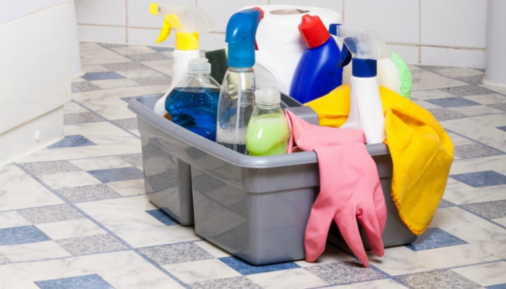 Έρευνα αποκαλύπτει: Οι γυναίκες περνούν 1,5 χρόνο από τη ζωή τους καθαρίζοντας το σπίτι!