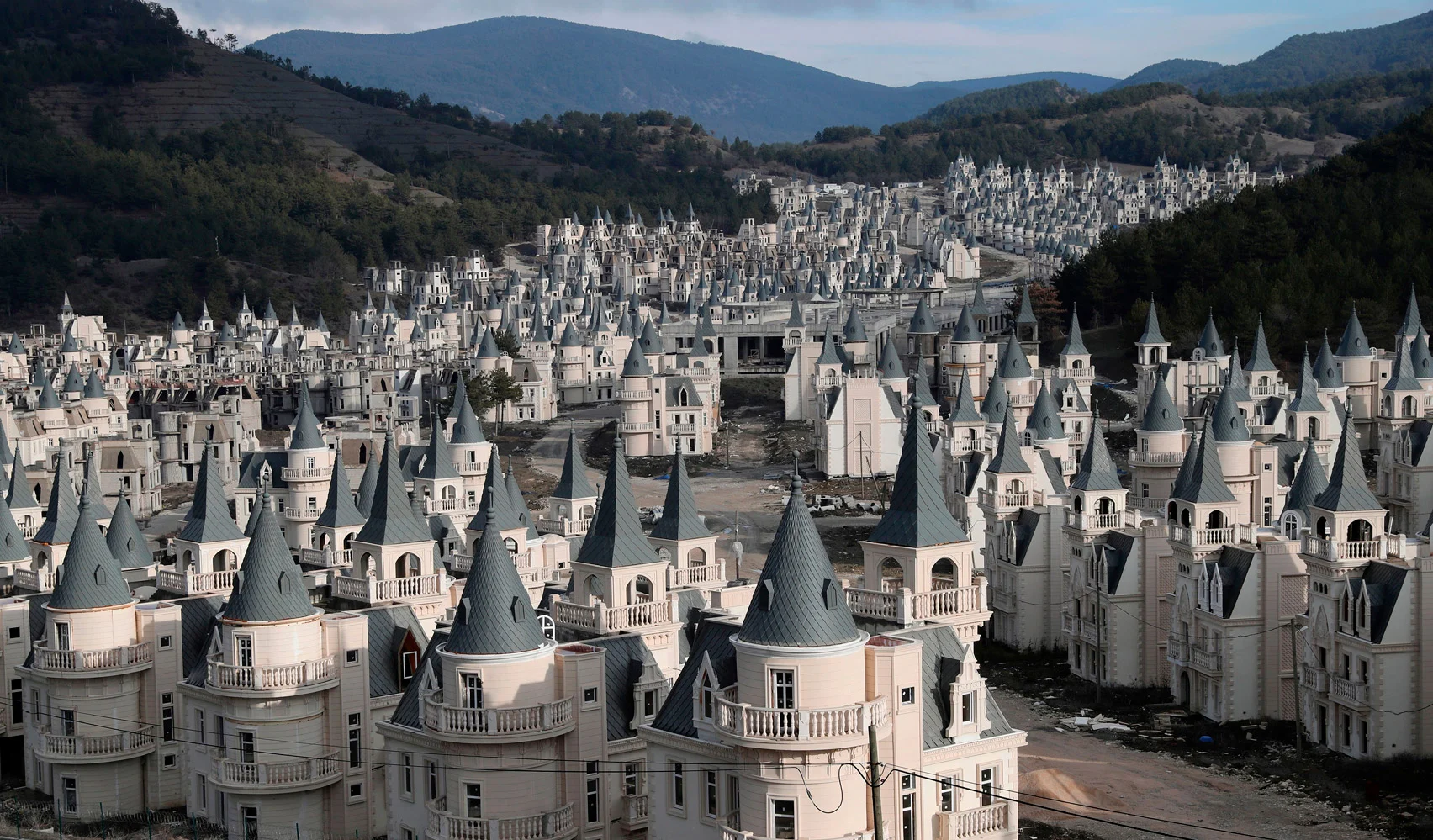 Μπουρτζ Αλ Μπαμπάς: Αυτή είναι η πόλη «φάντασμα» των εγκαταλελειμμένων παραμυθένιων κάστρων (φώτο)