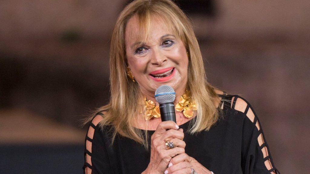 Άννα Φόνσου: «Είναι ψέμα ότι η Αλίκη δεν ήθελε άλλες γυναίκες με ξανθό μαλλί γύρω της»