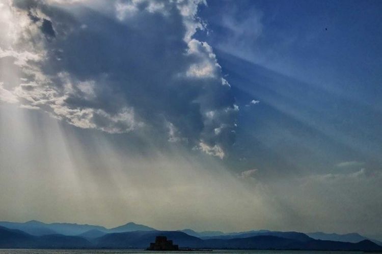 Καιρός: Συννεφιά σε Αττική και Θεσσαλονίκη – Που θα πέσουν καταιγίδες και χαλάζι