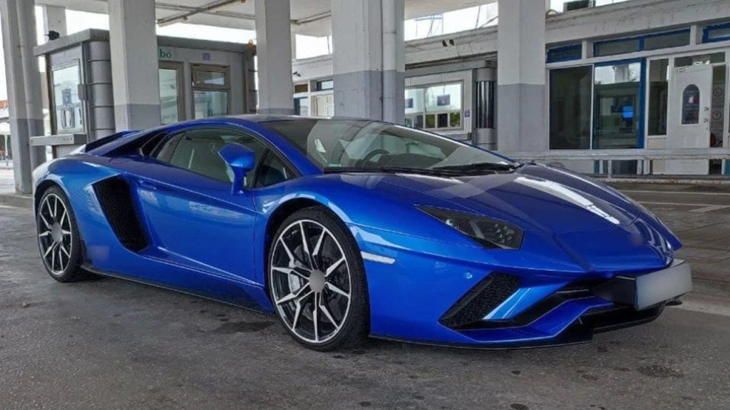 «Σαφάρι» στην παραλιακή για μία… Lamborghini: To αυτοκίνητο που τρέχει με 300χλμ στην Αθήνα ψάχνουν οι αρχές