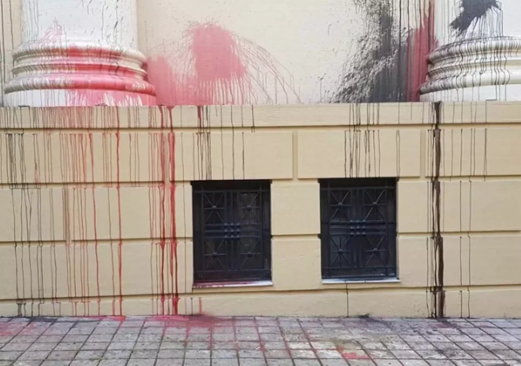 Ιταλία: Επίθεση με κόκκινες μπογιές στη ρωσική πρεσβεία στη Ρώμη (φώτο)