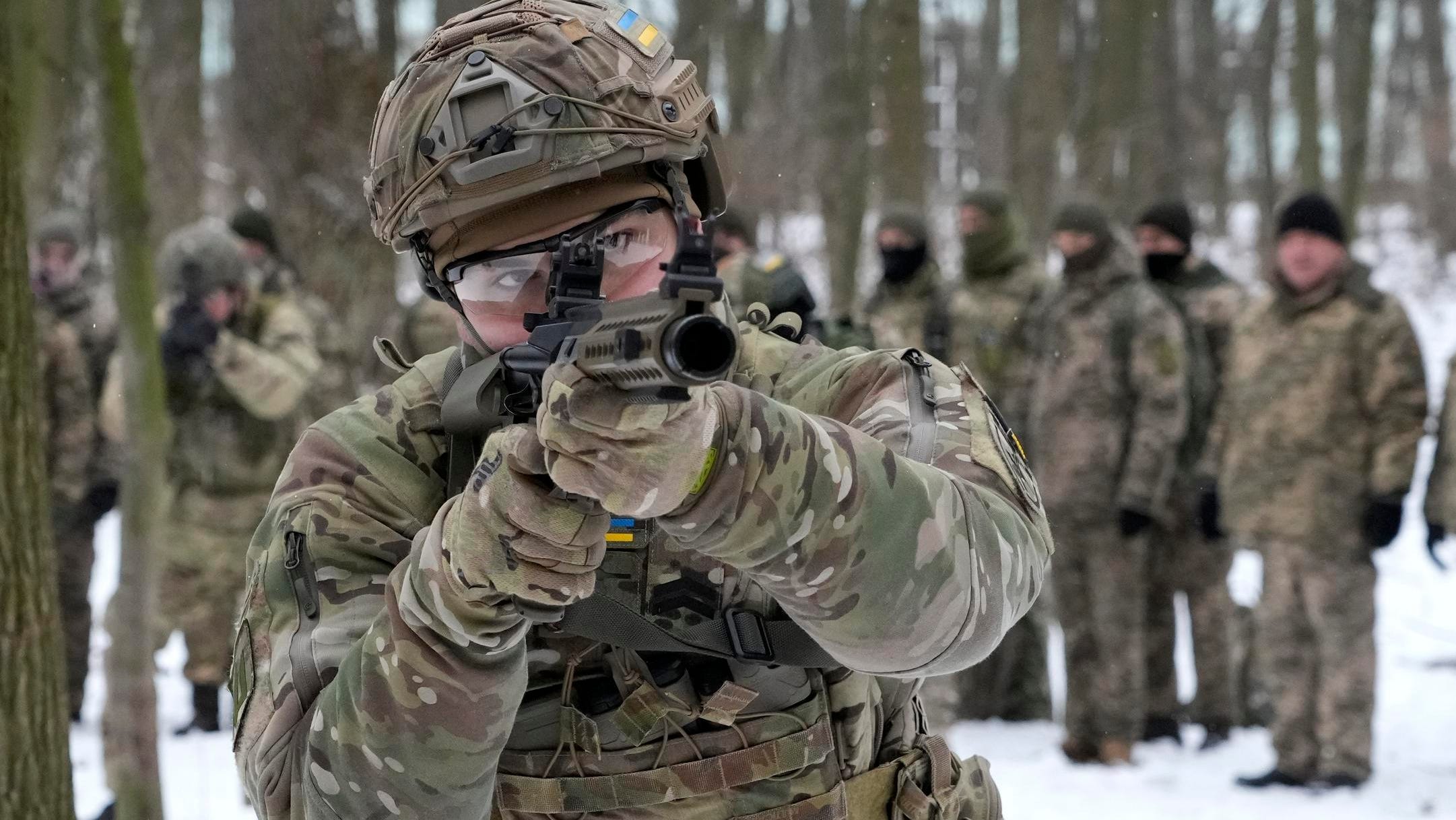 Γάλλος δημοσιογράφος: «Κουμάντο στον ουκρανικό Στρατό κάνουν Αμερικανοί – Το είδα με τα μάτια μου» (βίντεο)