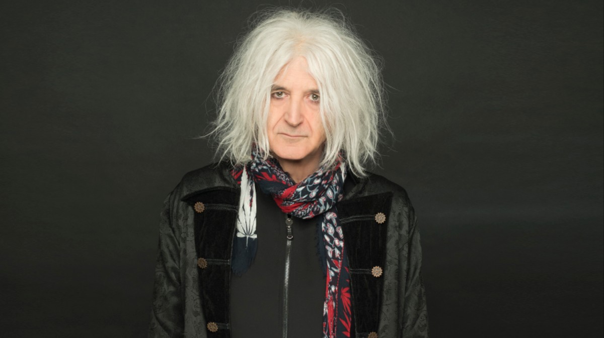 Πατέρας για τρίτη φορά στα 70 του χρόνια έγινε ο Νίκος Καρβέλας – Γέννησε η 31χρονη σύντροφός του