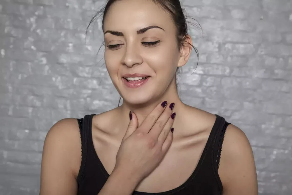 «Καθαρίζετε» συνέχεια τον λαιμό σας; – Τι σημαίνει και τι μπορείτε να κάνετε