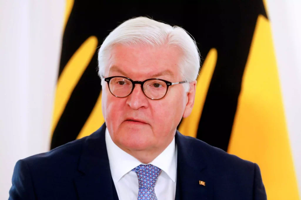 Politico: «Εξευτελιστική για τη Γερμανία η ακύρωση του ταξιδιού του Φ.Β.Σταϊνμάιερ από τον Β.Ζελένσκι»