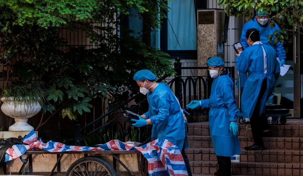 Χάος στην Σανγκάη: Πολίτες παρακαλούν γονατιστοί τους αστυνομικούς να τους αφήσουν (βίντεο)