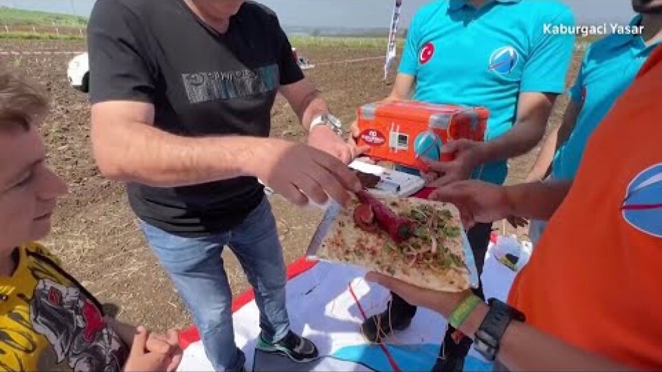 Τούρκος σεφ έστειλε ένα κομμάτι κεμπάπ στο διάστημα για να τιμήσει τον τον Γιούρι Γκαγκάριν (βίντεο)