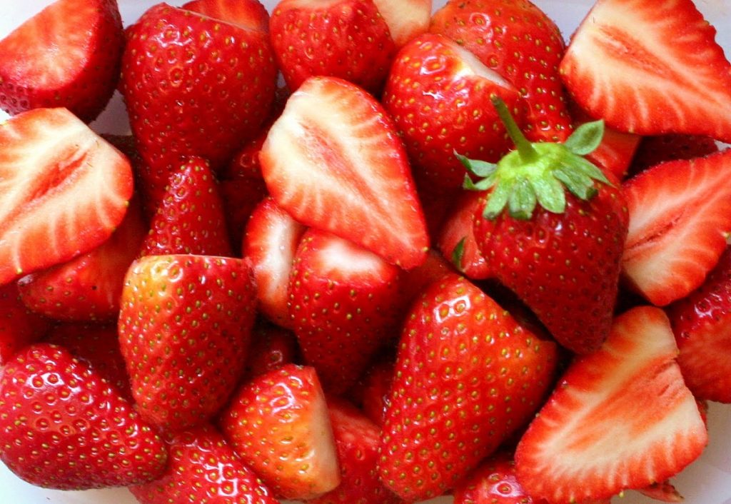 Αξίζουν μια θέση στο πιάτο σας: Αυτά είναι τα οφέλη & τα θρεπτικά συστατικά που έχουν οι φράουλες