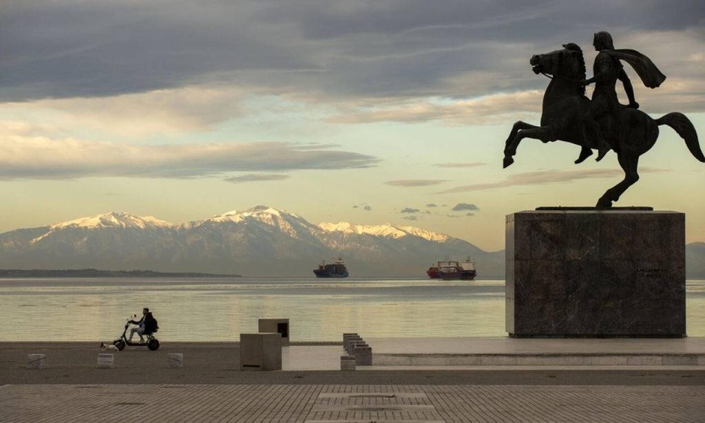 Θεσσαλονίκη: Ριπές ανέμου παρέσυραν και έριξαν 4χρονη στον Θερμαϊκό