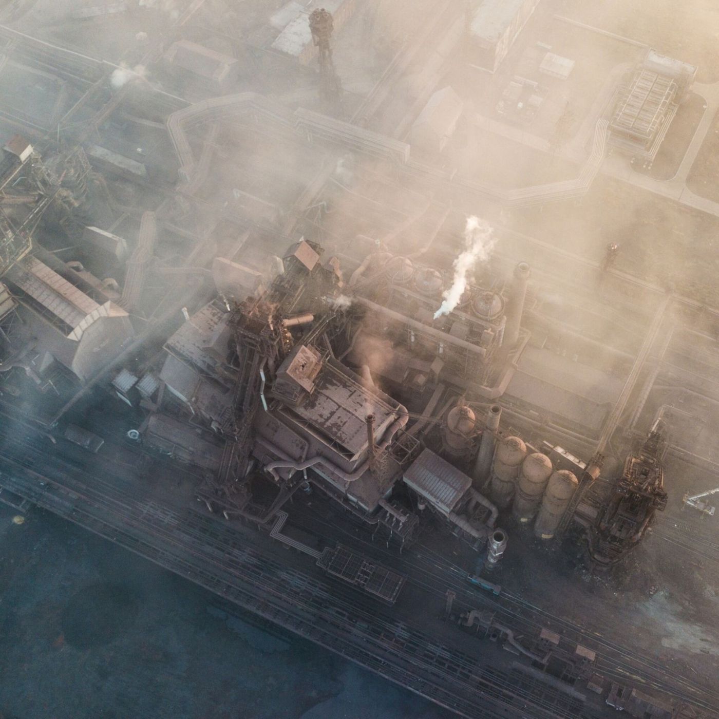 «Βομβαρδισμός-χαλί» του Azovstal από αέρος & ξηράς: H Ρωσία θέλει 3.000 νεκρούς νεοναζί για να «ξεπλύνει» την ντροπή του «Moskva»