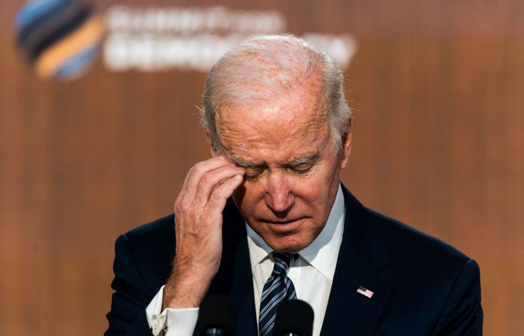 Απίστευτο: Ο Τ.Μπάιντεν έκανε χειραψία… με τον αέρα (βίντεο)