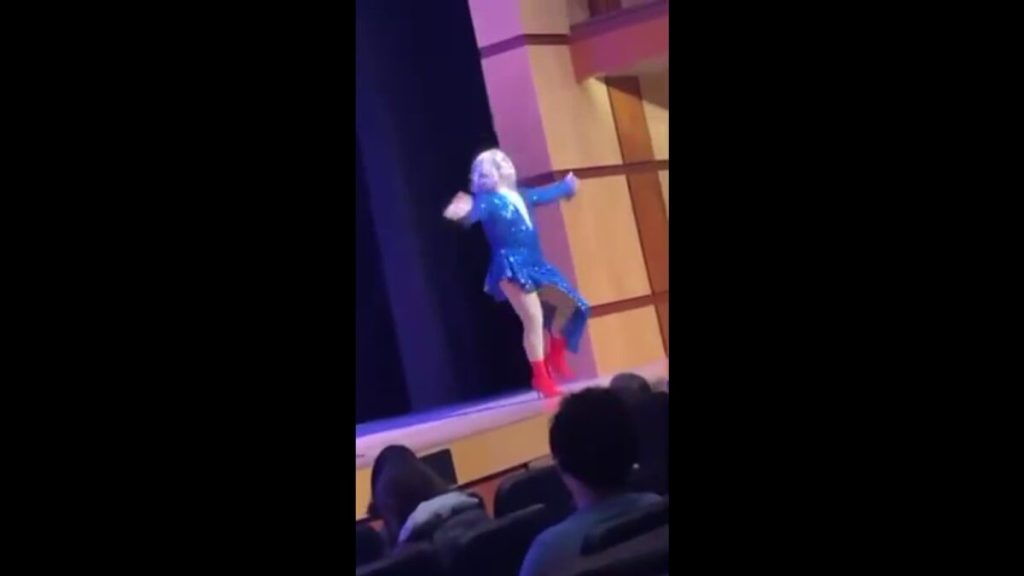 ΗΠΑ: Δάσκαλος ντύθηκε drag queen και χόρεψε μπροστά σε μαθητές Γυμνασίου (βίντεο)