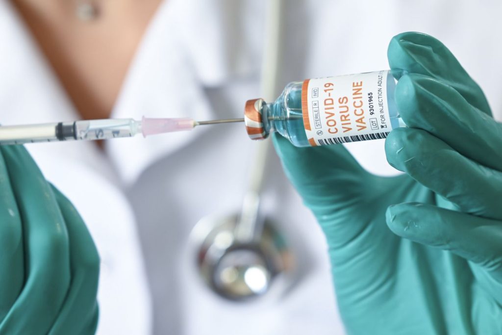 Μόνο μετά την τρίτη δόση του εμβολίου για τον κορωνοϊό μειώνεται το ιικό φορτίο της Όμικρον λέει έρευνα