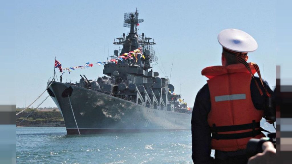 Βύθιση Moskva: Στεφάνι για «το πλοίο και τους ναύτες» σε τελετή στη Σεβαστούπολη (βίντεο)