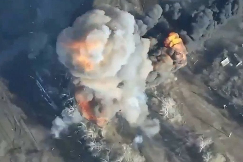 Βίντεο: Ρωσικός πύραυλος πλήττει ουκρανικό στόχο στο Νικολάεφ