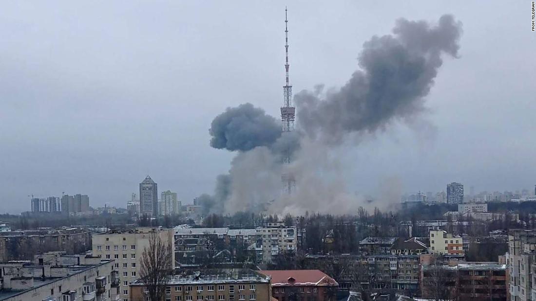 Εικόνες από το ρωσικό πυραυλικό χτύπημα στο Κίεβο