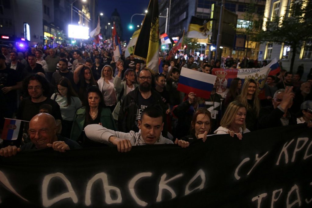«Σείστηκε η γη» από χιλιάδες διαδηλωτές υπέρ της Ρωσίας στο Βελιγράδι (βίντεο)
