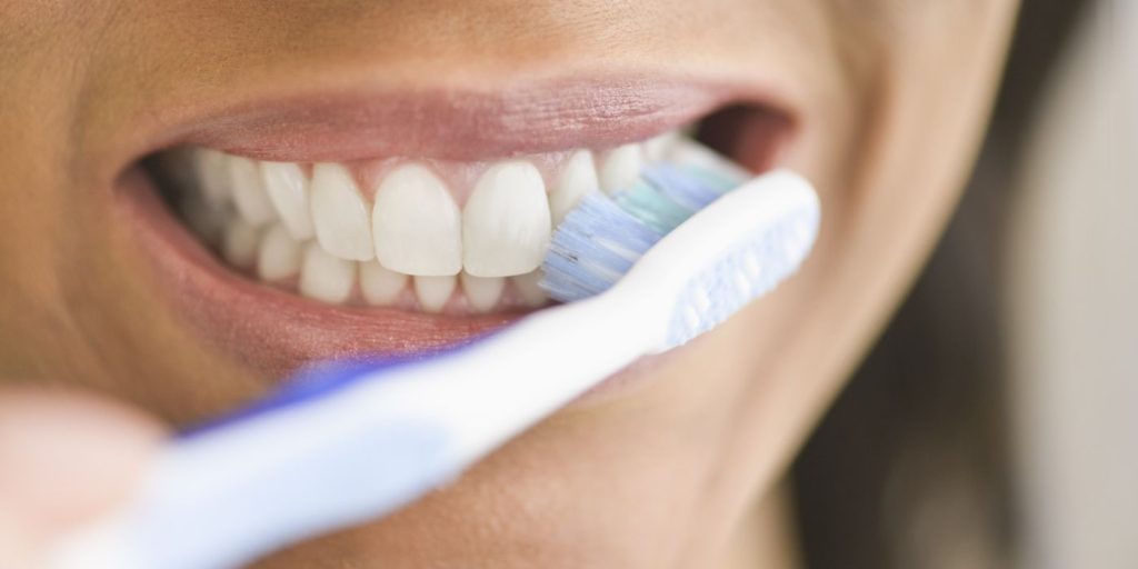Είναι καλύτερο να βουρτσίζετε τα δόντια σας πριν ή μετά το πρωινό; – Τι λένε οι ειδικοί;