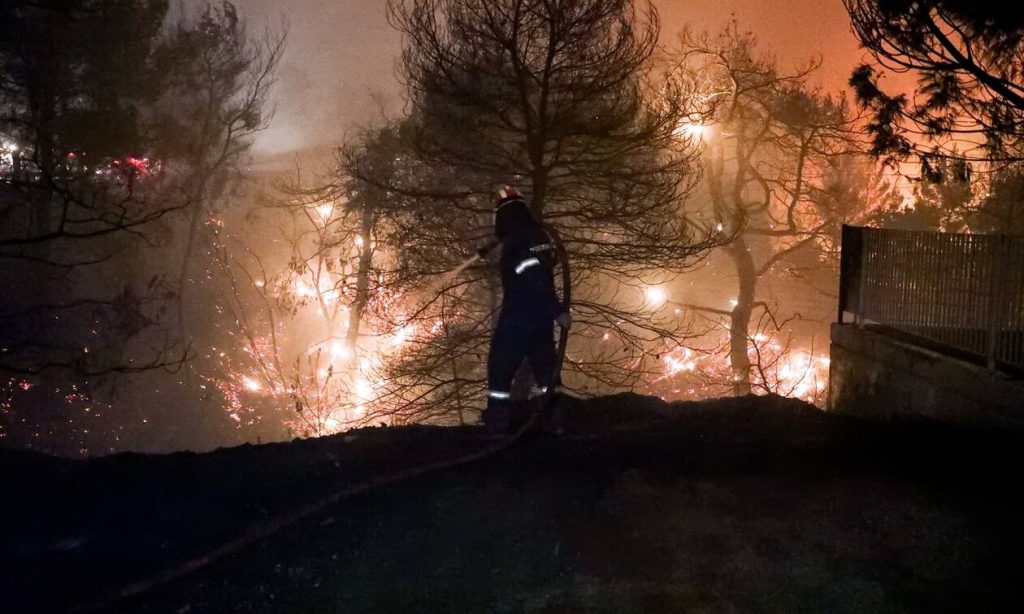 Συναγερμός στην Κρήτη για φωτιά στην Πόμπια του Δήμου Φαιστού – Πνέουν ισχυροί άνεμοι