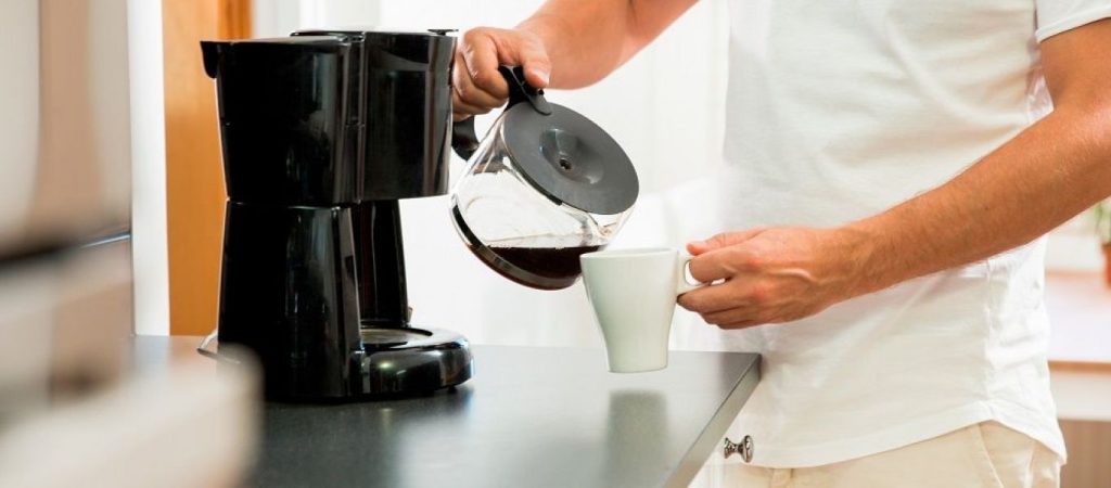 Έτσι θα καθαρίσετε σωστά την καφετιέρα από τα άλατα και τα υπολείμματα – Τι θα χρειαστείτε