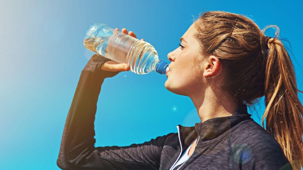 Δείτε ποια είναι τα 7 σημάδια που δείχνουν ότι πρέπει να πίνετε περισσότερο νερό (βίντεο)