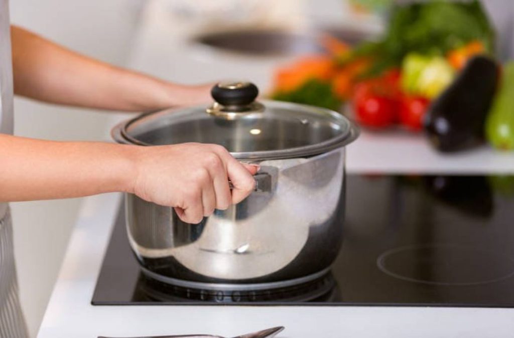 Θα τα κάνετε σαν καινούρια: Δείτε πώς θα καθαρίσετε εξωτερικά τα τηγάνια και τις κατσαρόλες σας