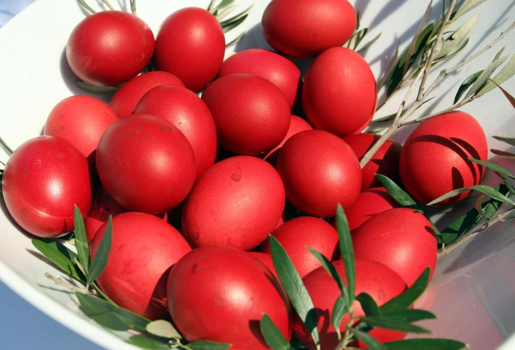 Το γνωρίζατε; – Γιατί βάφουμε κόκκινα αυγά τη Μεγάλη Πέμπτη;