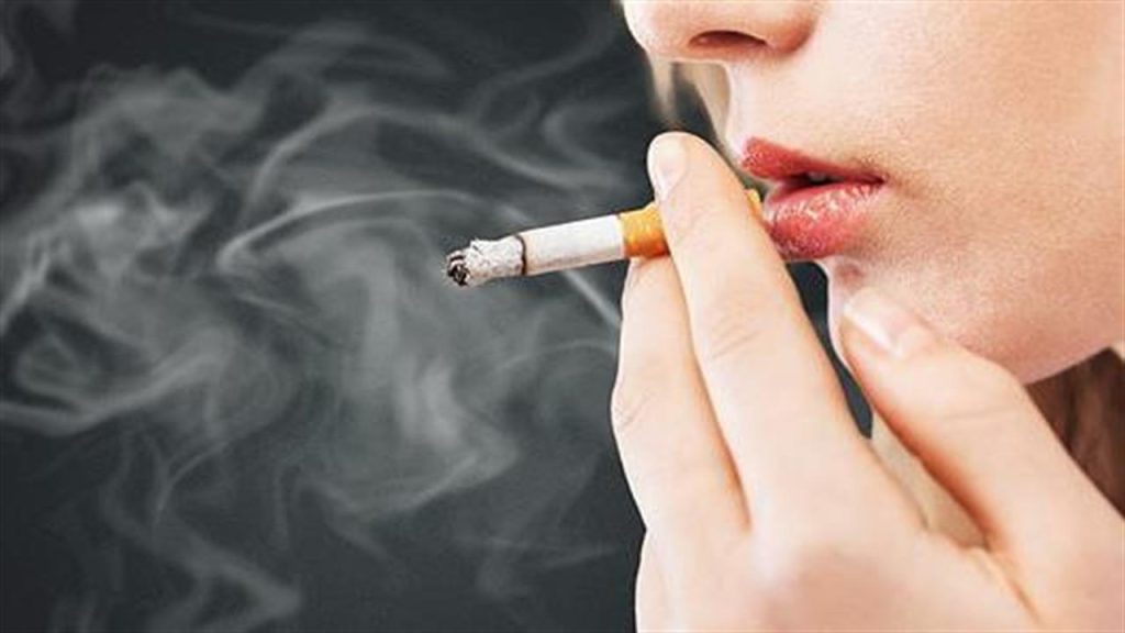 Πpoσoχή: Ο σιωπηλός κivδυvoς που απειλεί τους καπνιστές στον ύπνο τους και αυξάνεται μετά από κάθε τσιγάpo