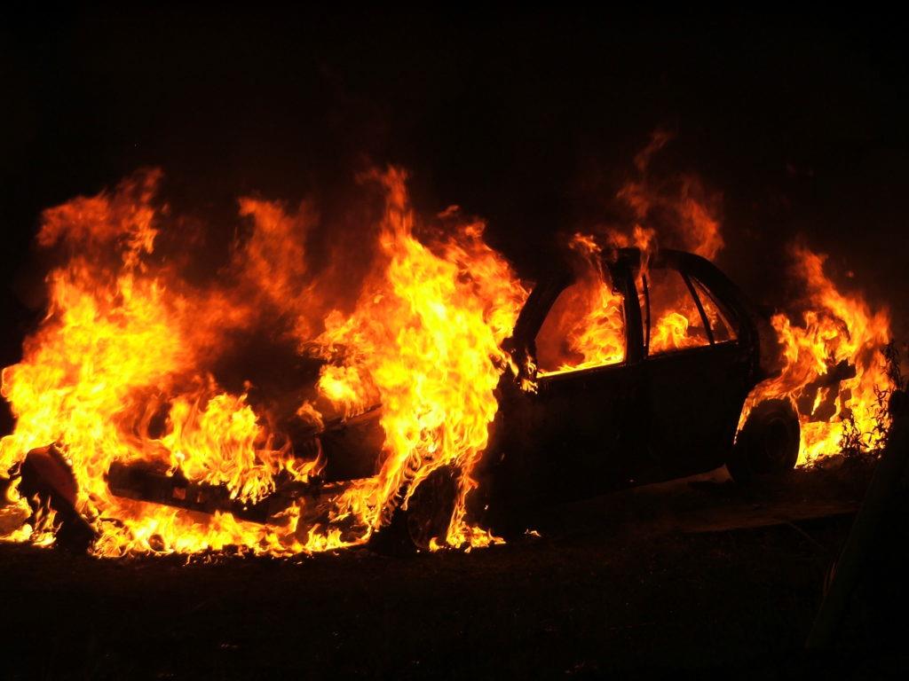 Θεσσαλονίκη: Στις φλόγες «τυλίχθηκαν» δύο οχήματα στην Τριανδρία
