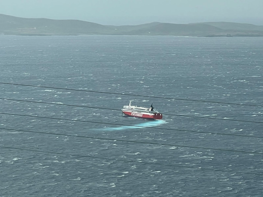 Μύκονος: Δείτε το Fast Ferries Άνδρος να κάνει κύκλους στη θάλασσα λόγω κακοκαιρίας (φωτο)