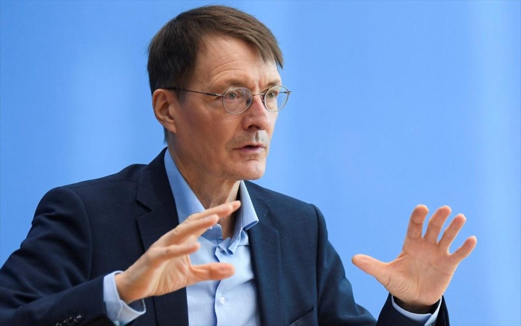 Γερμανός υπουργός Υγείας: «Πιθανότατα στο μέλλον να αντιμετωπίσουμε θανατηφόρα μετάλλαξη του κορωνοϊού»
