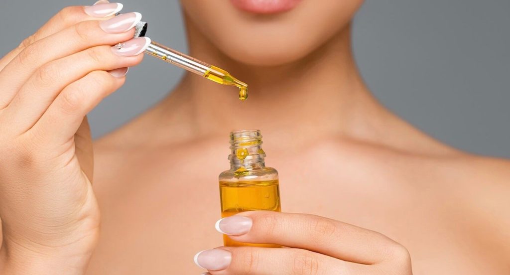 Πώς να την χρησιμοποιήσεις σωστά τη ρετινόλη για να κάνεις τέλειο δέρμα