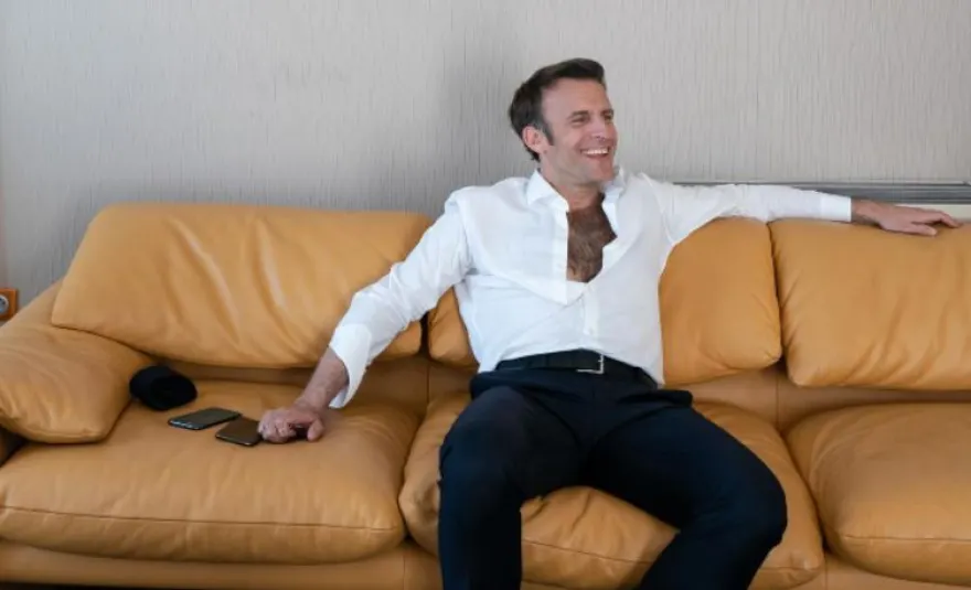 Στα «χνάρια» του Κ.Μητσοτάκη ο Ε.Μακρόν – H φωτογραφία του με ανοιχτό πουκάμισο στον καναπέ