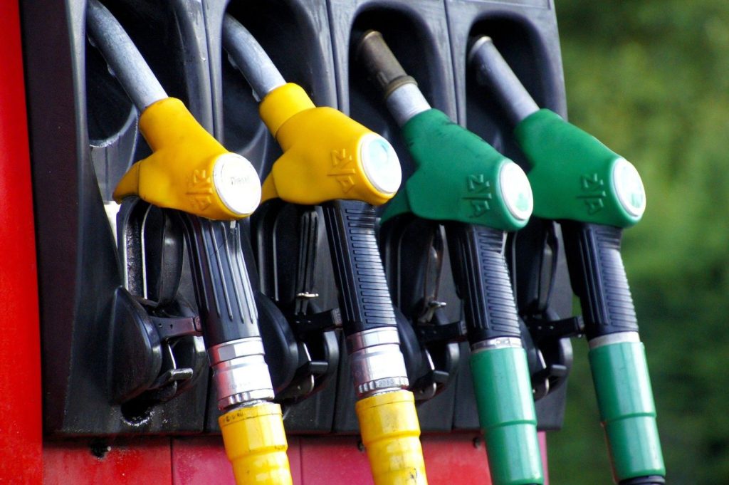 Επίδομα βενζίνης: Την Μ.Πέμπτη ανοίγει η πλατφόρμα για τις αιτήσεις – Το «μπόνους» των 5 ευρώ