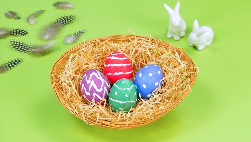 Θα σου «λύσει» τα χέρια: Ο εναλλακτικός τρόπος για να βάψεις τα πασχαλινά αυγά